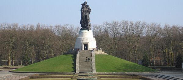 Monument to the Soviet liberator in Treptower Park, Berlin - Sputnik International