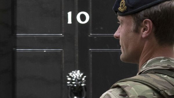 An armed member of the British Army patrols outside 10 Downing Street, London. - Sputnik International