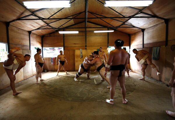 Mongolian-born Tomozuna Oyakata, or master of the Tomozuna stable (L), attends his wrestlers' training session at Ganjoji Yakushido temple in Nagoya, Japan, July 5, 2017.  - Sputnik International