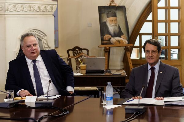 Greek Foreign Minister Nikos Kotzias (L) sits next to Cypriot President Nicos Anastasiades (R) on July 18, 2017 in the presidential palace in Nicosia during a national council meeting of Greek Cypriot party political leaders. The foreign ministers of Greece and Turkey are in Cyprus on separate missions to review the way forward after UN-backed reunification talks collapsed in Switzerland earlier this month. Turkish Foreign Minister Mevlut Cavusoglu is to hold talks in breakaway northern Cyprus, Ankara announced. - Sputnik International