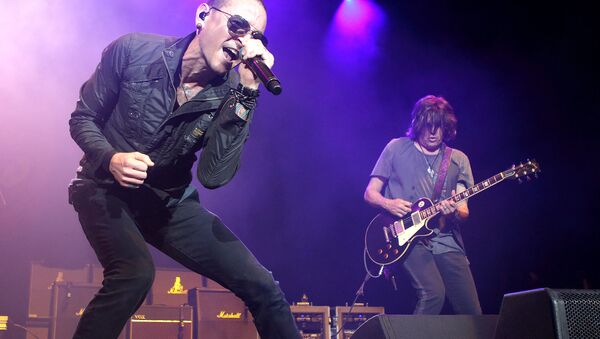Chester Bennington, left, and Dean DeLeo of the band Stone Temple Pilots perform in concert during the MMRBQ Music Festival 2015 at the Susquehanna Bank Center on Saturday, May 16, 2015, in Camden, N.J. - Sputnik International