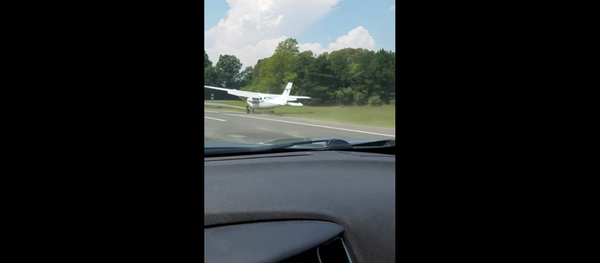 Commuters Witness Plane Land on New York Highway Commuters Witness Plane Land on New York Highway - Sputnik International