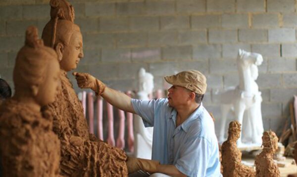 Xu Guoliang, from whom Xu Mingsheng learned the technique, helps to make sculptures at the workshop. Photo:Yang Hui/GT Xu Guoliang, from whom Xu Mingsheng learned the technique, helps to make sculptures at the workshop. Photo:Yang Hui/GT - Sputnik International