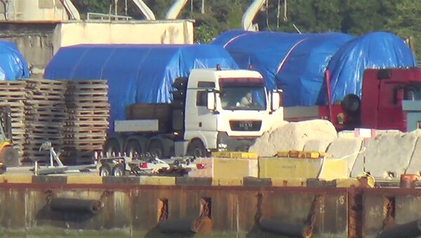 A still image taken from a video footage shows blue tarpaulins covering equipment at the port of Feodosia, Crimea July 11, 2017. Video footage taken July 11, 2017. - Sputnik International
