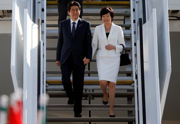 Japanese Prime Minister Shinzo Abe and his wife Akie arrive for the G20 leaders summit in Hamburg, Germany July 6, 2017. - Sputnik International
