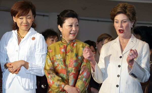US First Lady Laura Bush (R) gestures as Akie Abe (L) from Japan and Mrs. Chang (C) from Taiwan look on during a visit by spouses of Asia Pacific Economic Cooperation (APEC) nation leaders to the Vietnam National Museum of Ethnology in Hanoi, 19 November 2006. - Sputnik International