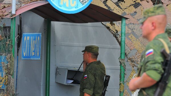 Russian peacekeepers at the checkpoint near the entrance to the town of Bender. - Sputnik International