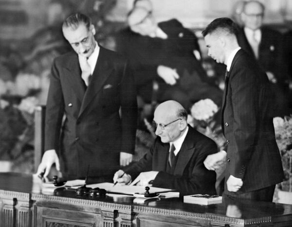 French foreign minister Robert Schuman signs 04 April 1949 the North Atlantic treaty during an official ceremony in Washington creating the North Atlantic Treaty Organization (NATO) - Sputnik International