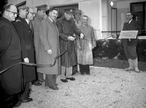 US Supreme Commander of the North Atlantic Treaty Organization (NATO) Dwight Ike Eisenhower cuts the ribbon during the inauguration ceremony of the SHAPE (Supreme Headquarters Allied Powers Europe) Village in Saint Germain en Laye, west suburbs of Paris, in October 1951. - Sputnik International