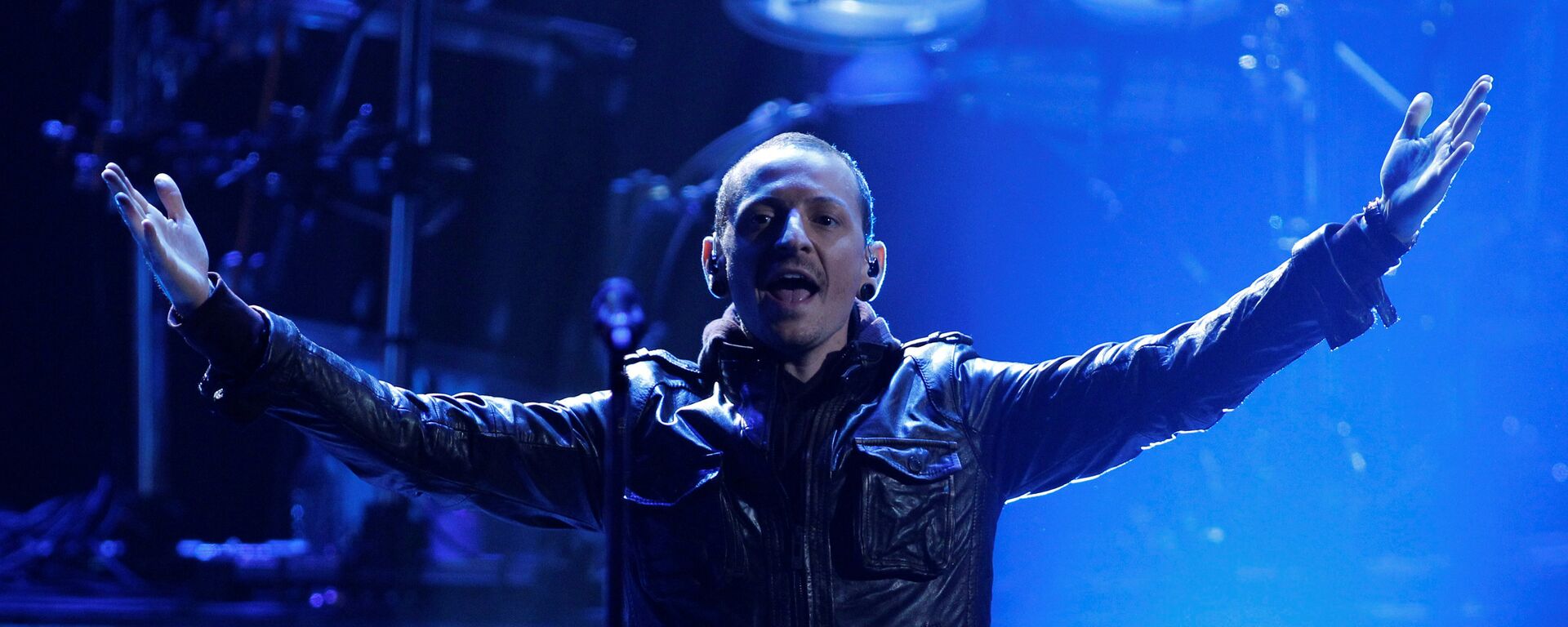 Chester Bennington of Linkin Park performs Burn It Down at the 40th American Music Awards in Los Angeles, California, November 18, 2012. - Sputnik International, 1920, 07.11.2021