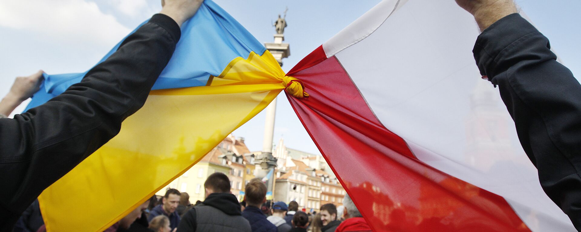 People hold tied Polish, right, and Ukrainian flags during a demonstration supporting the opposition movement in Ukraine, in Warsaw, Poland, Sunday, Feb. 23, 2014 - Sputnik International, 1920, 09.12.2023