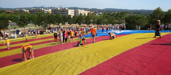 People assemble a giant Estelada flag, a Catalan separatist flag, during a pro-independence rally in Sant Cugat del Valles, near Barcelona, Spain July 8, 2017 People assemble a giant Estelada flag, a Catalan separatist flag, during a pro-independence rally in Sant Cugat del Valles, near Barcelona, Spain July 8, 2017 - Sputnik International
