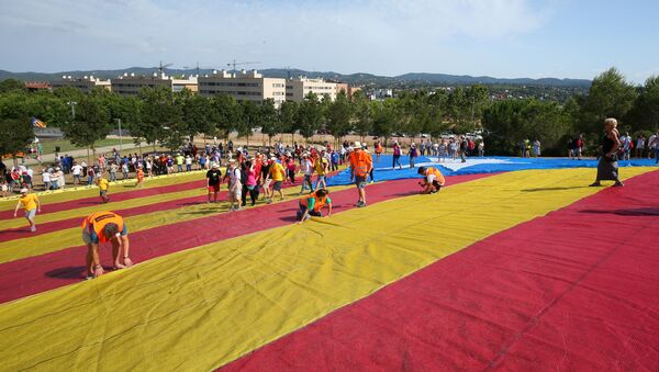 People assemble a giant Estelada flag, a Catalan separatist flag, during a pro-independence rally in Sant Cugat del Valles, near Barcelona, Spain July 8, 2017 - Sputnik International