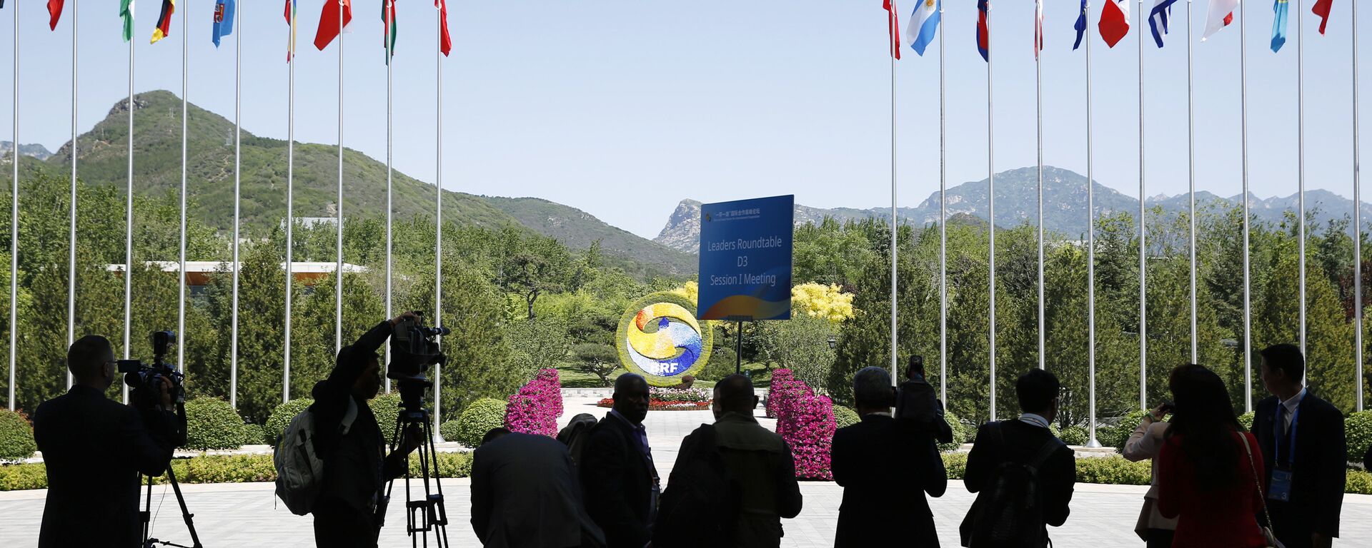 Journalist take pictures outside the venue of a summit at the Belt and Road Forum in Beijing, Monday, May 15, 2017 - Sputnik International, 1920, 19.02.2018