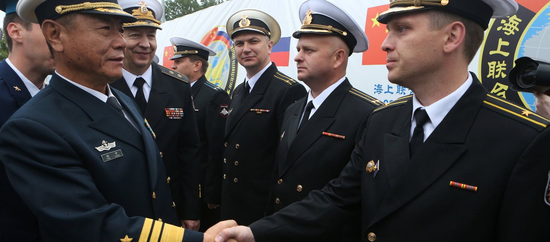 From left: Vice-Admiral Tian Zhong, Deputy Commander of the Chinese Navy, and Vice-Admiral Alexander Fedotenkov, Deputy Commander of the Russian Navy, during a greeting ceremony for the Chinese Navy warships that arrived in Baltiysk for the 2017 Naval Cooperation Russia-China drills - Sputnik International, 1920, 17.12.2020