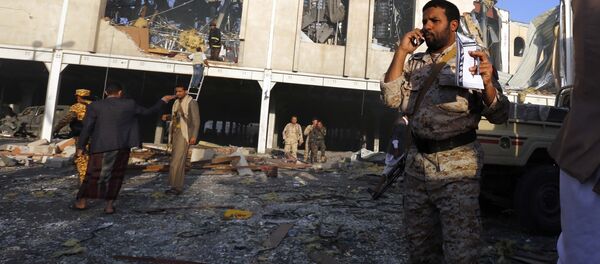 People inspect the aftermath of a Saudi-led coalition airstrike in Sanaa, Yemen, Saturday, Oct. 8, 2016. - Sputnik International