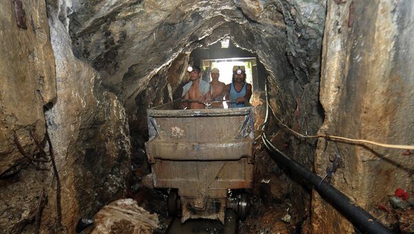 Miners working inside a mine tunnel at the mining village of Mt. Diwata in the Compostela Valley on the southern Philippine island of Mindanao (File) - Sputnik International