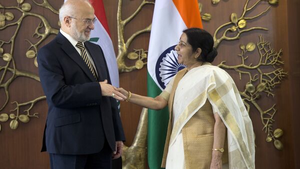 Indian Foreign Minister Sushma Swaraj, right, shakes hands with her Iraqi counterpart Ibrahim al-Jaafari in New Delhi, India, Monday, July 24, 2017. Al-Jaafari is on a five-day official visit to India - Sputnik International