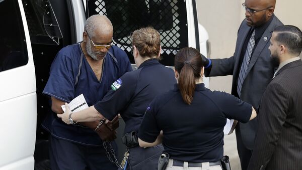James Mathew Bradley Jr., 60, of Clearwater, Florida, left, arrives at the federal courthouse for a hearing, Monday, July 24, 2017, in San Antonio. Bradley was arrested in connection with the deaths of multiple people packed into a broiling tractor-trailer. - Sputnik International