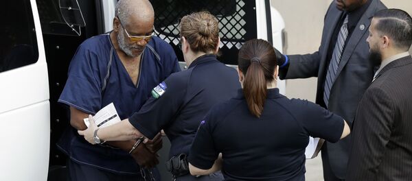 James Mathew Bradley Jr., 60, of Clearwater, Florida, left, arrives at the federal courthouse for a hearing, Monday, July 24, 2017, in San Antonio. Bradley was arrested in connection with the deaths of multiple people packed into a broiling tractor-trailer. - Sputnik International