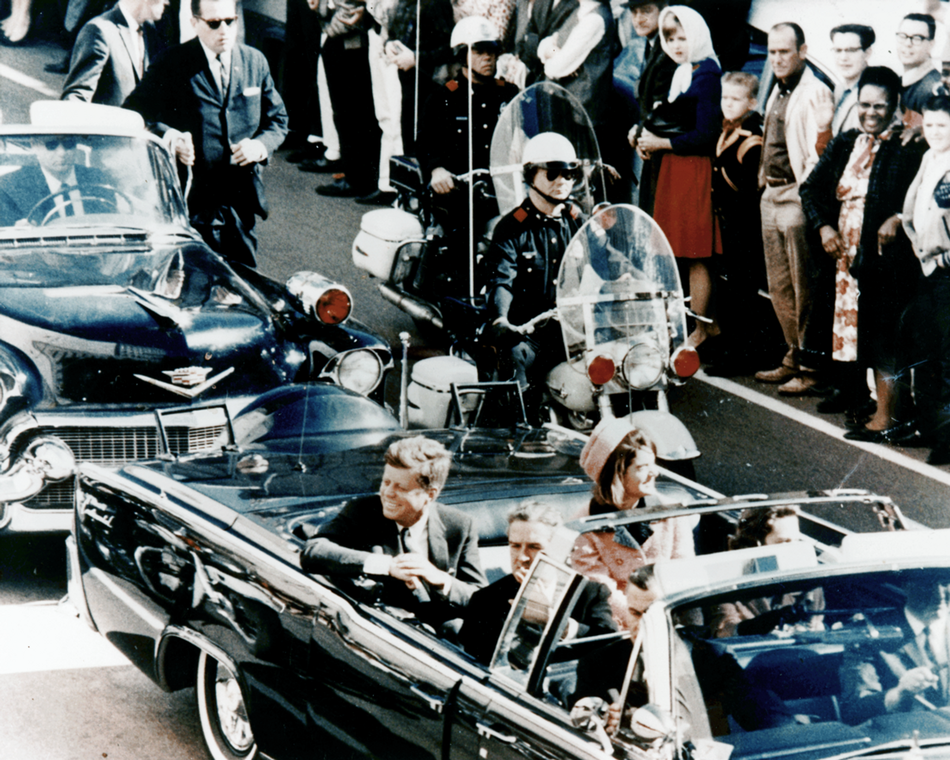 President Kennedy in the limousine in Dallas, Texas, on Main Street, minutes before the assassination. Also in the presidential limousine are Jackie Kennedy, Texas Governor John Connally, and his wife, Nellie - Sputnik International, 1920, 20.04.2023