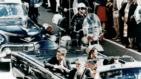President Kennedy in the limousine in Dallas, Texas, on Main Street, minutes before the assassination. Also in the presidential limousine are Jackie Kennedy, Texas Governor John Connally, and his wife, Nellie - Sputnik International