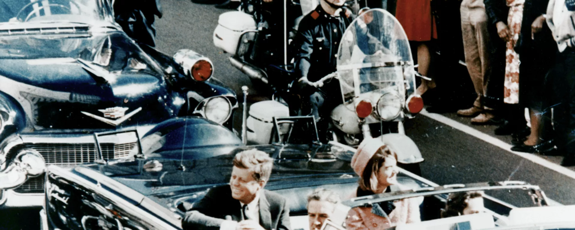 President Kennedy in the limousine in Dallas, Texas, on Main Street, minutes before the assassination. Also in the presidential limousine are Jackie Kennedy, Texas Governor John Connally, and his wife, Nellie - Sputnik International, 1920, 07.07.2023