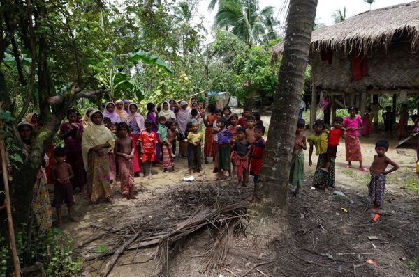 Rohingya villagers watch as international media visit Maung Hna Ma village, Buthidaung township, northern Rakhine state, Myanmar July 14, 2017. - Sputnik International