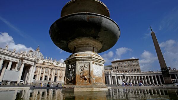 A fountain is seen in Saint Peter's Square at the Vatican July 25, 2017. REUTERS - Sputnik International