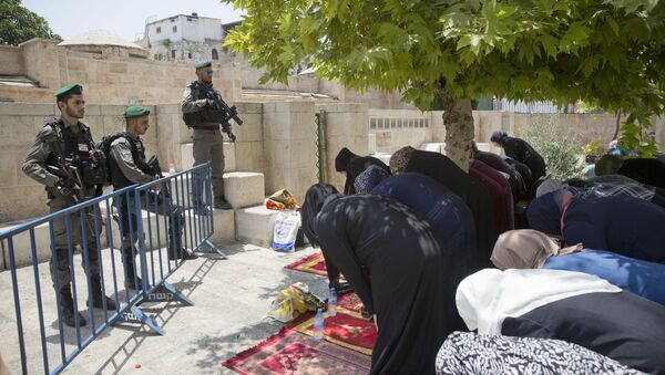 Palestinians women pray at the Lion's Gate following an appeal from clerics to pray in the streets instead of inside the Al Aqsa Mosque compound, in Jerusalem's Old City, Tuesday, July 25, 2017 - Sputnik International