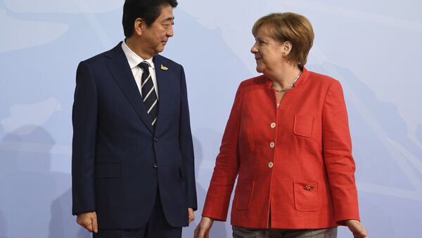 German chancellor Angela Merkel welcomes Japan's Prime Minister Shinzo Abe at the start of the G-20 meeting in Hamburg, northern Germany, on Friday, July 7, 2017. - Sputnik International