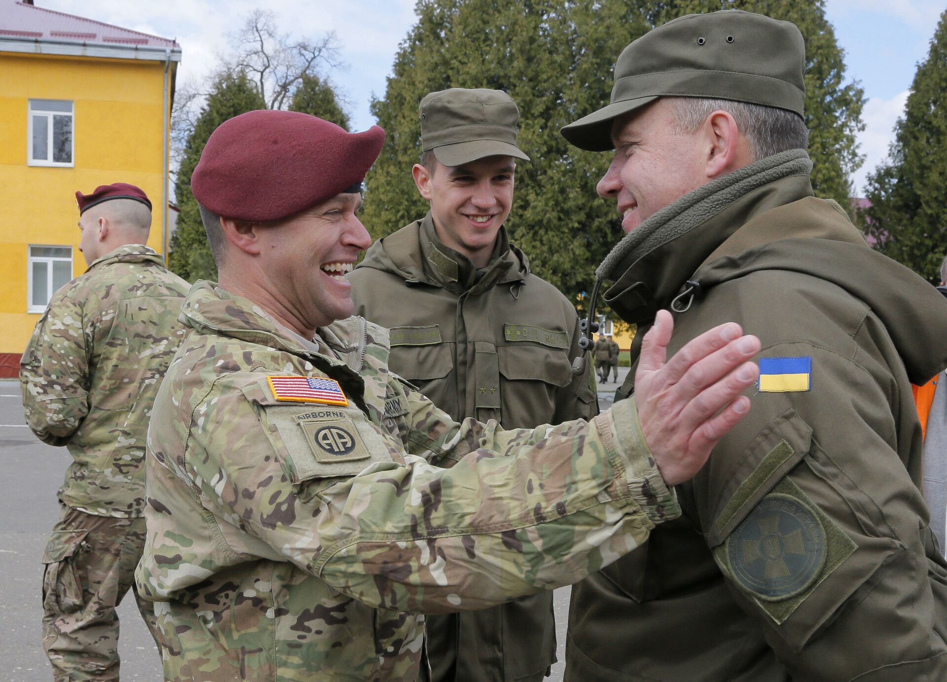 US and Ukrainian soldiers talk during the opening ceremony of Fearless Guardian - 2015 - Sputnik International, 1920, 31.12.2021