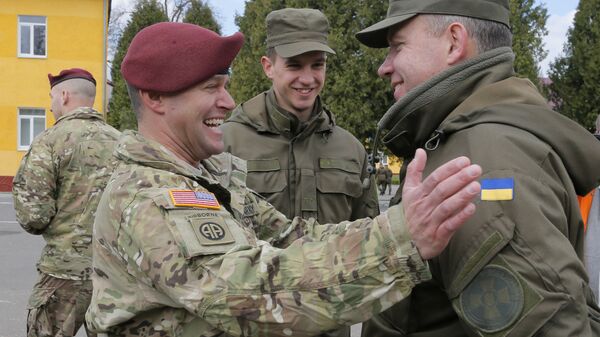 US and Ukrainian soldiers talk during the opening ceremony of Fearless Guardian - 2015 - Sputnik International