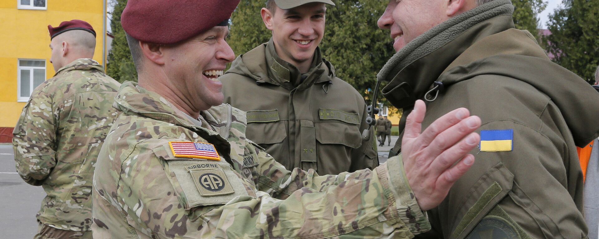US and Ukrainian soldiers talk during the opening ceremony of Fearless Guardian - 2015 - Sputnik International, 1920, 09.05.2022
