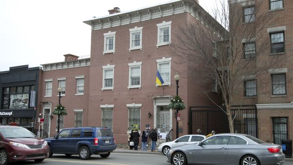 People stop in front of the Ukrainian embassy in Washington (File) - Sputnik International