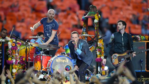 Coldplay performs during Super Bowl 50 between the Carolina Panthers and the Denver Broncos at Levi's Stadium in Santa Clara, California February 7, 2016 - Sputnik International