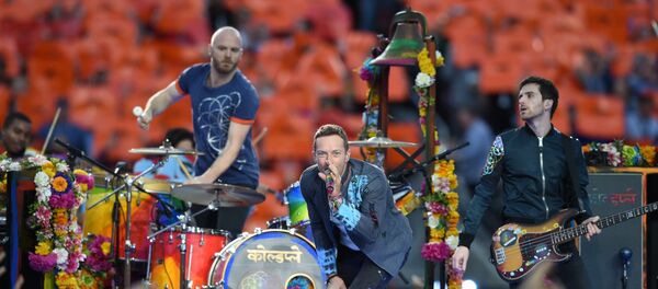 Coldplay performs during Super Bowl 50 between the Carolina Panthers and the Denver Broncos at Levi's Stadium in Santa Clara, California February 7, 2016 Coldplay performs during Super Bowl 50 between the Carolina Panthers and the Denver Broncos at Levi's Stadium in Santa Clara, California February 7, 2016 - Sputnik International
