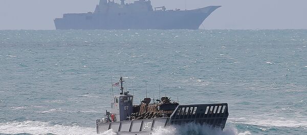Soldiers from the Australian Army's 3rd Brigade and two troop carriers are brought on a landing craft from HMAS Canberra (background) to Langham Beach during the Talisman Saber joint military exercises between Australia and the United States , July 2017. - Sputnik International