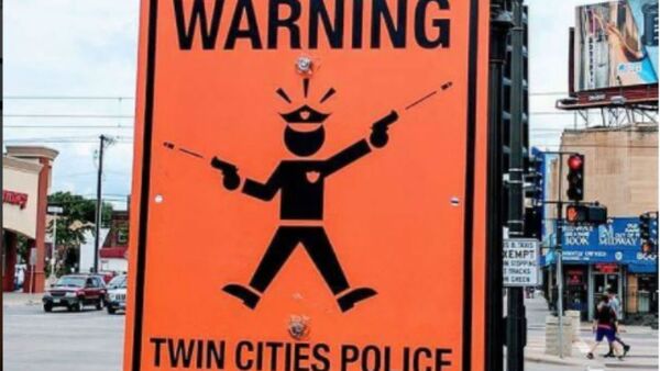 Sign mocking Minneapolis police after officer Mohammed Noor shot and killed Justine Damond - Sputnik International