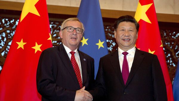 European Commission President Jean-Claude Juncker, left, and Chinese President Xi Jinping pose for a photo before a meeting at the Diaoyutai State Guesthouse in Beijing Tuesday, July 12, 2016. - Sputnik International