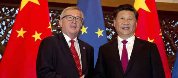 European Commission President Jean-Claude Juncker, left, and Chinese President Xi Jinping pose for a photo before a meeting at the Diaoyutai State Guesthouse in Beijing Tuesday, July 12, 2016. European Commission President Jean-Claude Juncker, left, and Chinese President Xi Jinping pose for a photo before a meeting at the Diaoyutai State Guesthouse in Beijing Tuesday, July 12, 2016. - Sputnik International