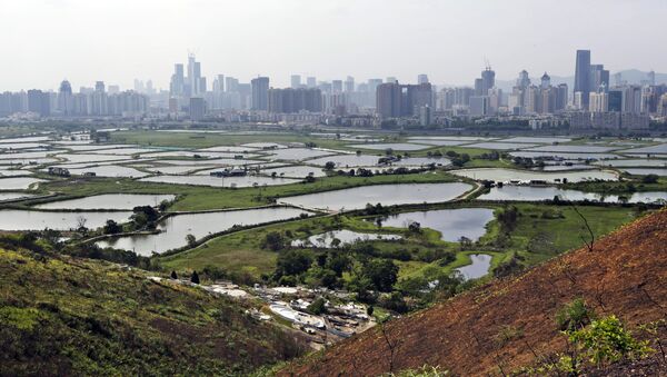 In this April 10, 2014 photo, the southern Chinese megacity of Shenzhen is visible from the hills of Hong Kong, the former British colony next door. - Sputnik International
