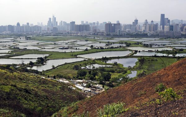In this April 10, 2014 photo, the southern Chinese megacity of Shenzhen is visible from the hills of Hong Kong, the former British colony next door. - Sputnik International