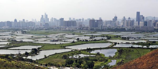 In this April 10, 2014 photo, the southern Chinese megacity of Shenzhen is visible from the hills of Hong Kong, the former British colony next door. - Sputnik International