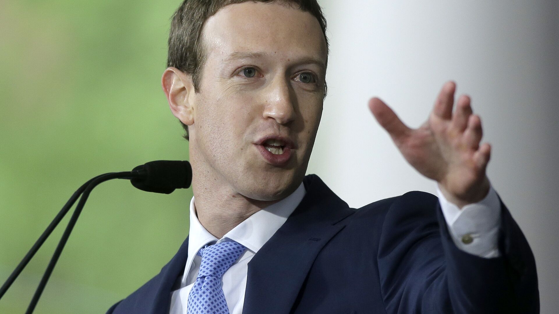 In this May 25, 2017, file photo, Facebook CEO and Harvard dropout Mark Zuckerberg delivers the commencement address at Harvard University commencement exercises in Cambridge, Mass.  - Sputnik International, 1920, 22.09.2022