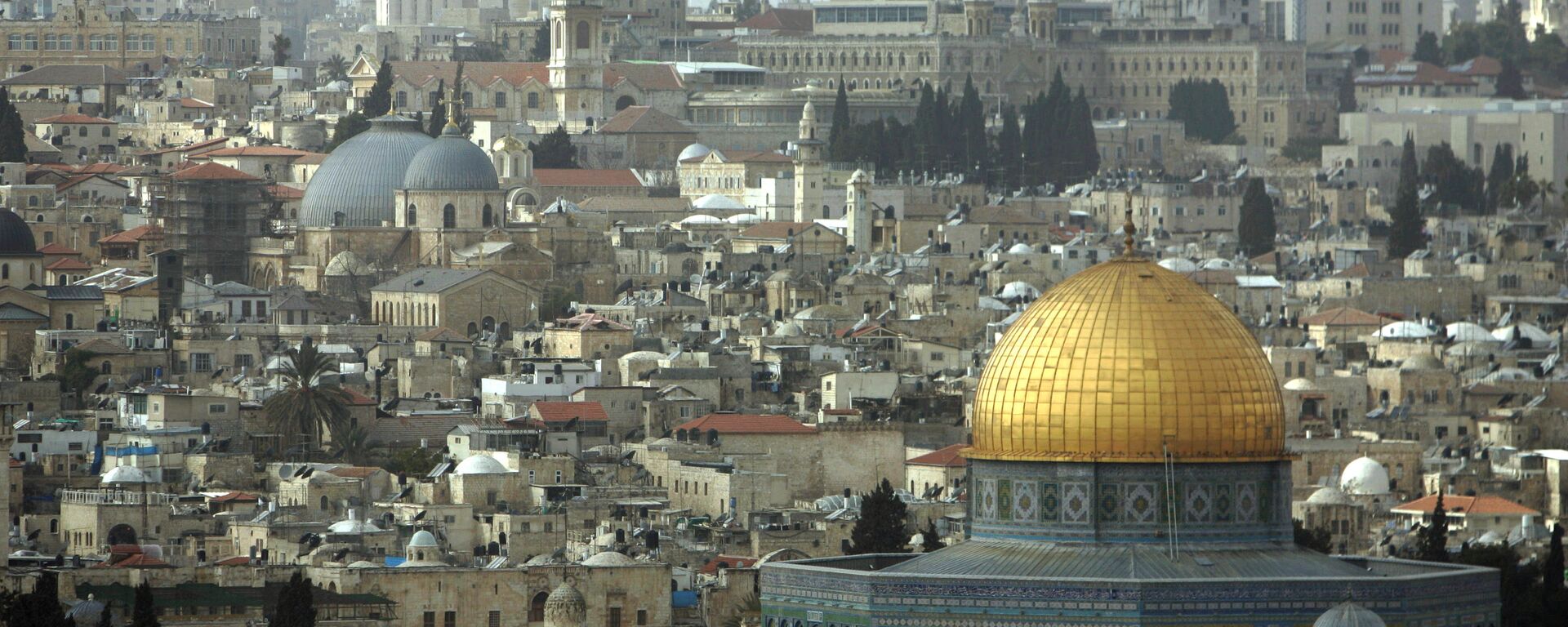 A general view of The Dome of the Rock Mosque at the Al Aqsa Mosque compound, known by the Jews as the Temple Mount, is seen from the Mount of Olives in east Jerusalem. (File) - Sputnik International, 1920, 22.04.2022