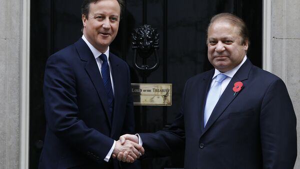 Britain's Prime Minister David Cameron, left, greets Pakistan's Prime Minister Nawaz Sharif at Downing Street in London, Saturday, April 25, 2015. - Sputnik International