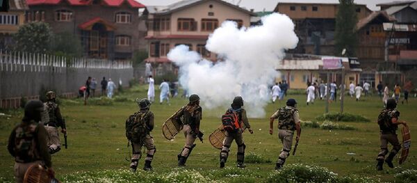 Indian police chase the demonstrators during a protest after Eid al-Fitr prayers, in Srinagar June, 26, 2017 - Sputnik International