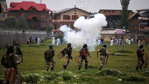 Indian police chase the demonstrators during a protest after Eid al-Fitr prayers, in Srinagar June, 26, 2017 - Sputnik International
