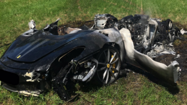 UK man crashes and destroys Ferrari an hour after buying it - Sputnik International